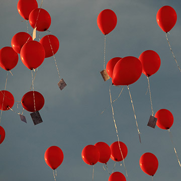 Luftballone mit Postkarten fliegen hoch ind den Himmel. Hochzeit in Schwetzingen.