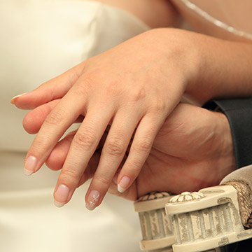 Hand in Hand ein Deteilbild während eine Trauung. Hochzeit in Neustadt.