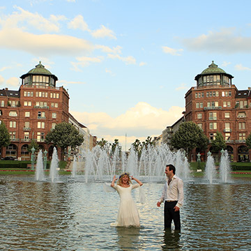 Ein lustiges Hochzeitsportrait. Das Brautpaar in Wasserbecken bei Mannheimer Wasserturm.