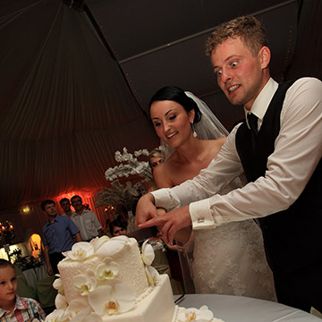 Das Brautpaar schneidet Hochzeitstorte an. Hochzeit in Frankenthal.