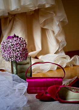 Das Brautkleid, Hochzeitsschuhe und Brautstraus auf einem Hochzeitsfoto