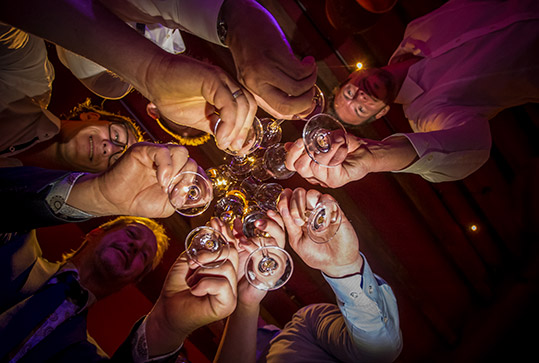 Hochzeitsparty, Gäste stoßen ihre Gläser zusammen. Hochzeitsfotograf in Frankfurt