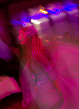 Hochzeitsparty, die Braut tanzt und singt. Hochzeitsfotograf in Heidelberg