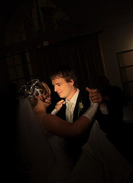 Das Brautpaar tanzt. Hochzeitsfoto aus Mannheim