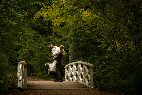 Der Bräutigam küsst die Braut. Hochzeitsfotograf in Schwetzingen