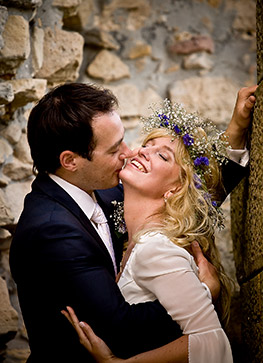 Der Bräutigam küsst die Braut. Hochzeitsfotograf in Neustadt
