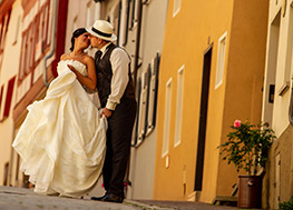 Der Bräutigam küsst die Braut. Hochzeitsfotograf in Sinsheim