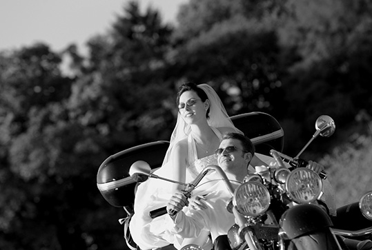 Das Brautpaar fährt auf einem Tribike durch die Weinberge. Hochzeitsfotograf in Weinheim.
