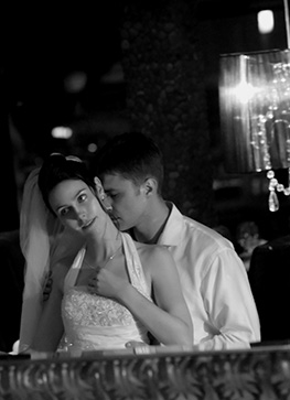 Bräutigam küsst Braut. Hochzeitsfotograf in Weinheim.
