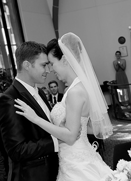 Das Brautpaar küsst sich. Hochzeitsfotograf in Weinheim.