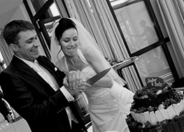 Das Brautpaar schneidet die Hochzeitstorte an. Hochzeitsfotograf in Weinheim.