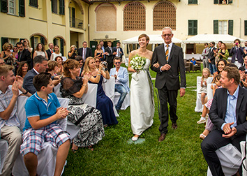 Die Braut wird vom Vater vorgeführt. Hochzeitsfotograf in Italien