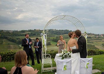 Brautpaar küsst sich am Altar. Hochzeitsfotograf in Italien.