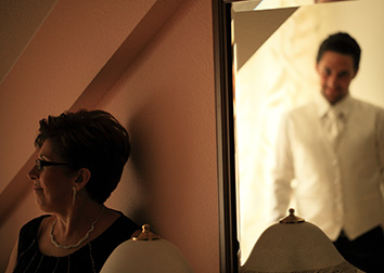 Der Bräutigam und seine Mutter. Portrait mit Spiegel. Hochzeitsfotograf in Ludwigshafen.