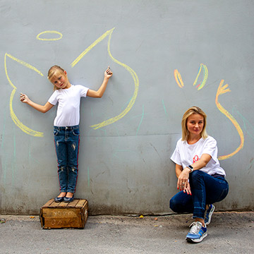 Mutter mit Tochter. Familienportrait mit Graffitty