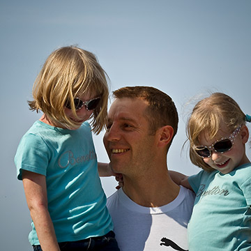 Vater mit beiden Töchtern