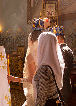 Russische Brautpaar wird in eine Orthodoxische Kirche getraut. Hochzeit in Darmstadt