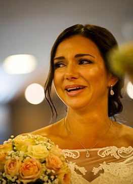 Die Braut weint. Hochzeitsfoto.