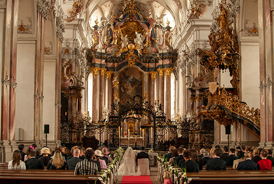 Hochzeit in Amorbach. Trauung in der Barokkirche. Hochzeitsfoto.